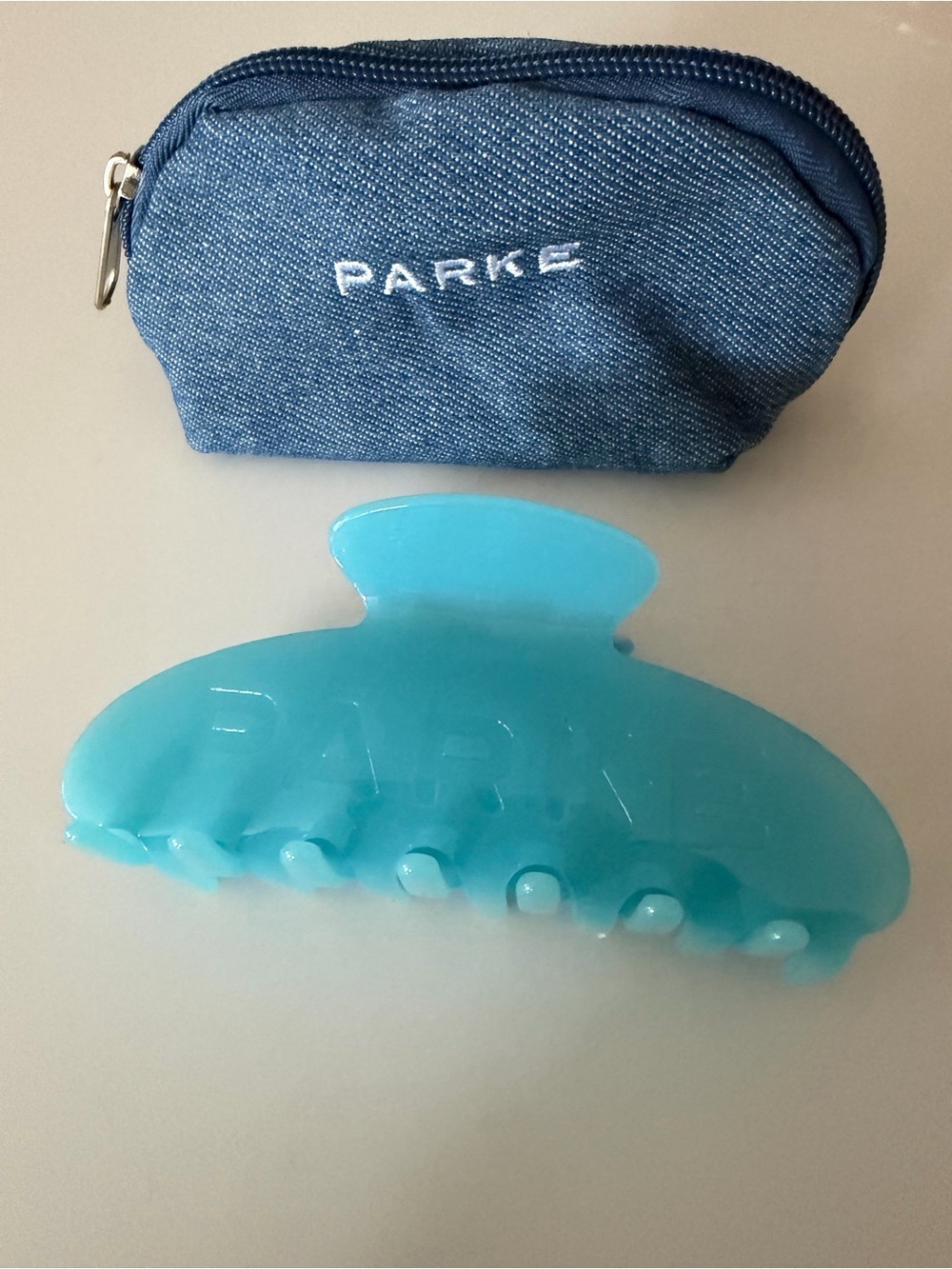 PARKE claw clip in the color Sky. SOLD OUT! - Picture 2 of 3